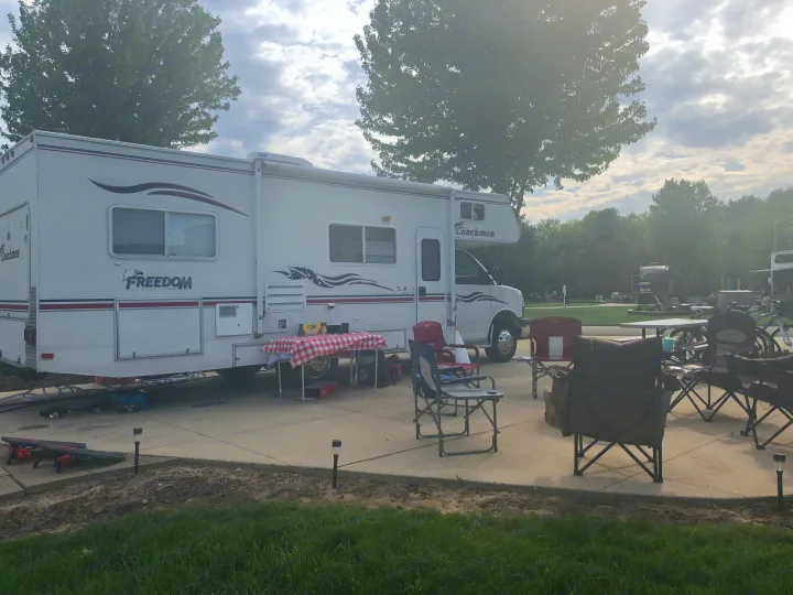 Exterior. Coachmen Freedom Express 2004