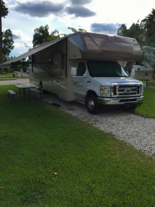 Awning for entertainment . Itasca Spirit 2016