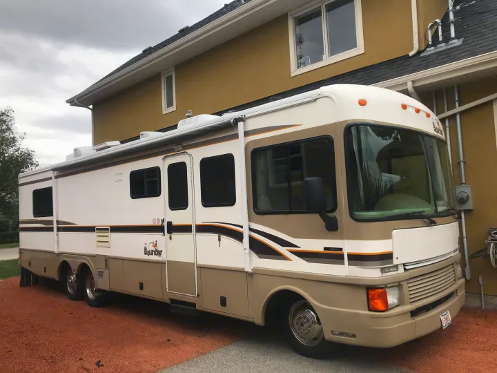 1999 bounder with 14 foot slide . Fleetwood Bounder 1999