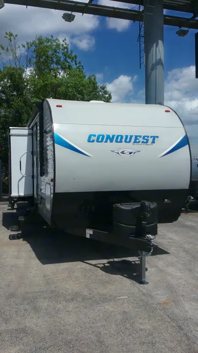 White Conquest travel trailer, ideal for rv rental. Ready for your next camping or road trip adventure!. Gulfstream 288ISL 2019