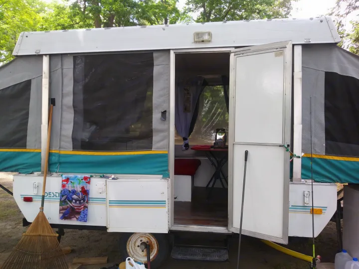 Fab-chic super cute and cozy pop up camper available to rent. . Coleman Destiny Royale 1993