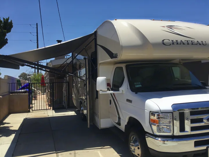 Great awning to protect you from those really hot days.. Thor Motor Coach Chateau 2017