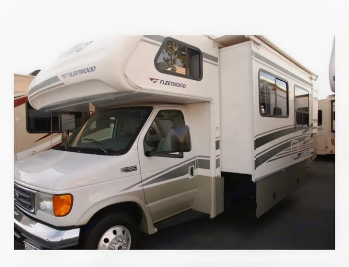 Exterior with large drivers side slide out. Fleetwood Jamboree GT 31 2005