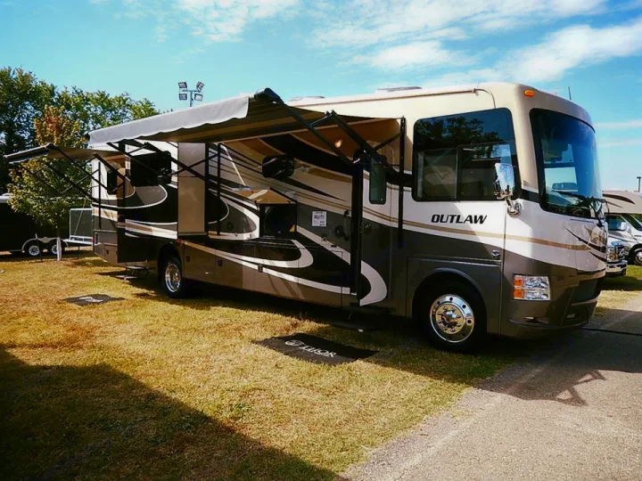 Thor Motor Coach Outlaw 2014