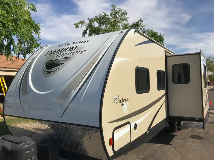 Coachmen Freedom Express 2017