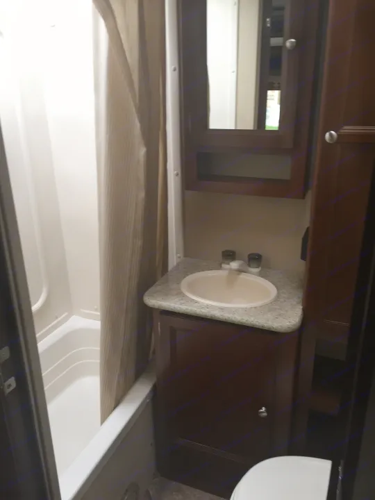 Bathroom. Dutchmen Kodiak 2015