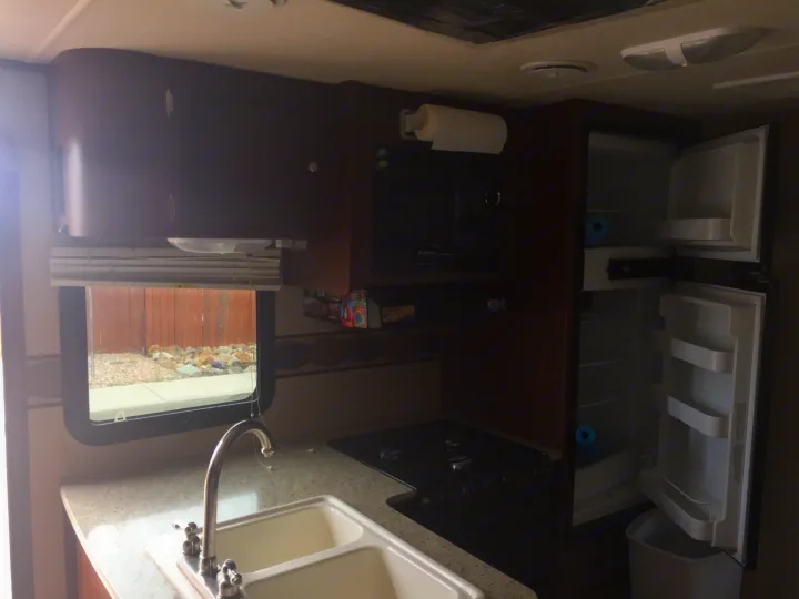 Kitchen. Dutchmen Kodiak 2015