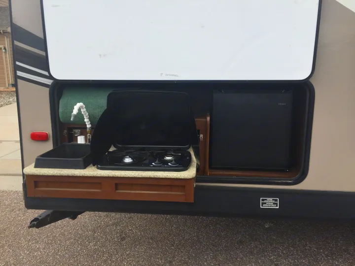 Outdoor kitchen. Dutchmen Kodiak 2015