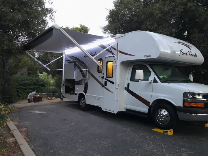 Awesome patio light for all your night activities. An awning for great shade. . Thor Motor Coach Four Winds 2018