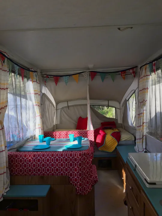 Fun design! Full bed has a curtain to separate the area into two child beds. Can also be used as a normal full sized bed. . Fleetwood Avalon 1993