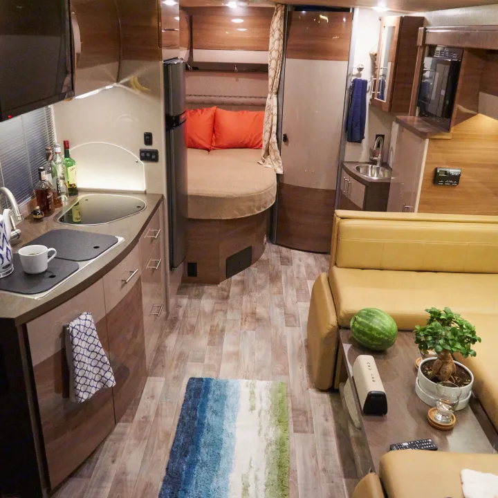 3 full size beds, large refrigerator w freezer, 2 burner stove and a convection/microwave . Winnebago View 2016