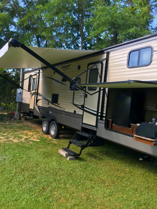 32 ft with 2 slides and nice 2nd fridge and outdoor kitchen . Keystone Hideout 2017