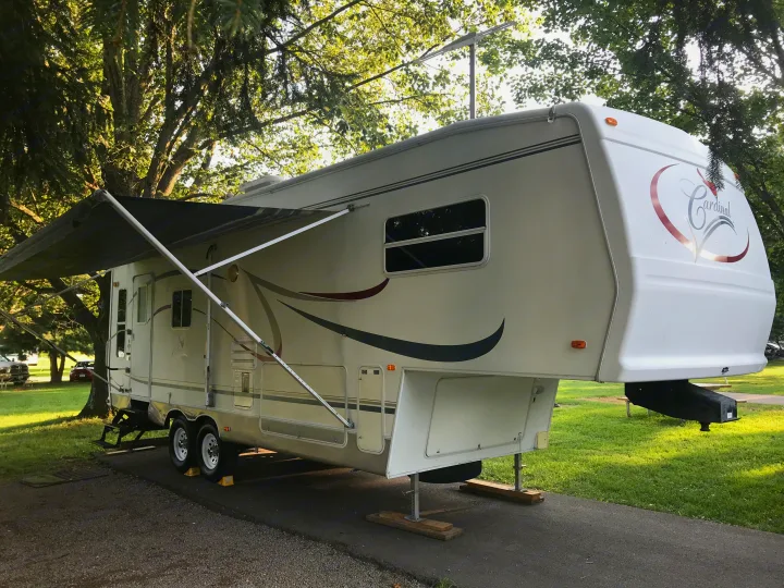 Very nice RV . Forest River Cardinal 2003
