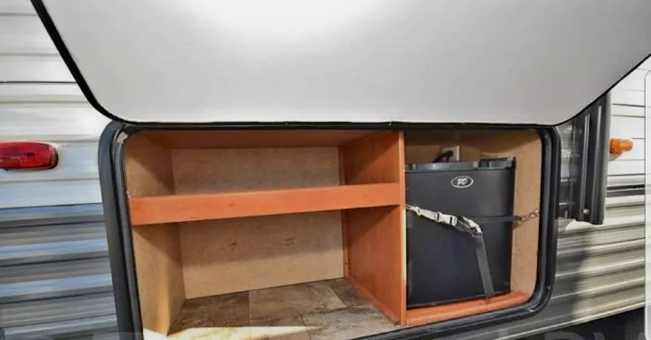 RV rental exterior storage with built-in shelving & portable fridge. Ideal for outdoor kitchen or extra gear.. Grey wolf Other 2015