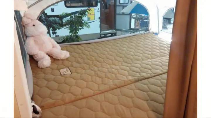 Queen bed. Coachmen Apex 2014