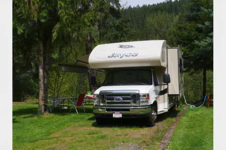 The E450 chassis makes it easy to drive and park. Jayco Greyhawk 2015