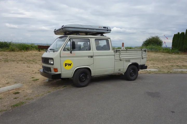 Dan is the ultimate surf mobile! . Transporter Doka 1990