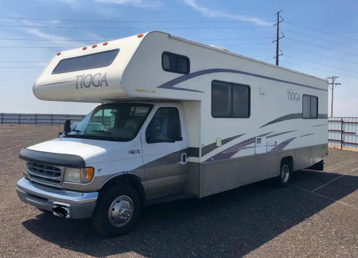 30 ft Tioga Class C RV!  Perfect for a family/friend vacation or just a weekend getaway for 2.  Sleeps 6 comfortably.  . Fleetwood Tioga 2001