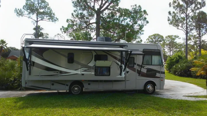 2014 Thor Motor Coach with 1 Slide Out and Outdoor TV with Digital Antenna, Cable Hookup, and DVD Player.. Thor Motor Coach Hurricane 2014