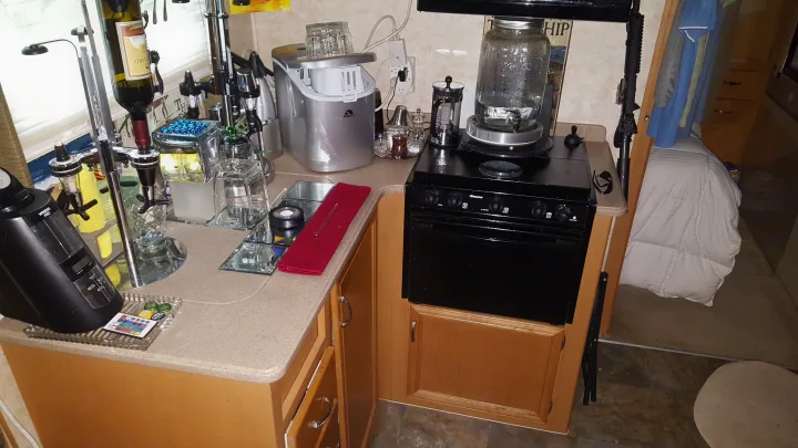 No more ice trays! Ice maker located on kitchen counter.. Alpenlite Aspen 2005