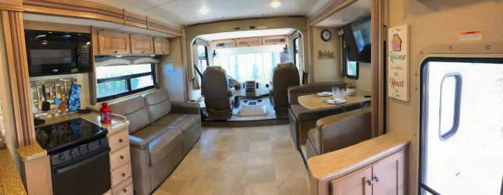 Step inside this clean and comfortable RV rental. Features a full kitchen, sofa lounge, and dining booth.. Thor Windsport 2018