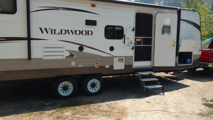 26' travel trailer. Sleeps 8.. Forest River Wildwood 2014