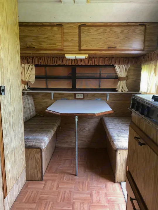 Cute dinette converts to a double bed.. Sunline Saturn 1988
