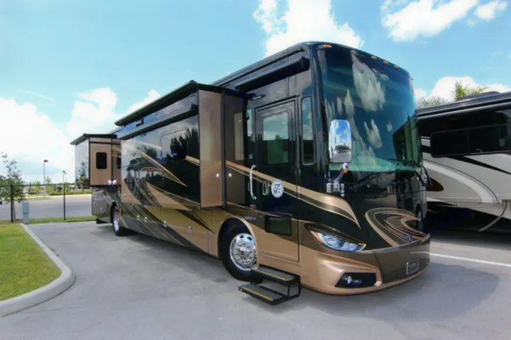 Beautiful Phaeton with Bunks. Tiffin Motorhomes Phaeton 2016