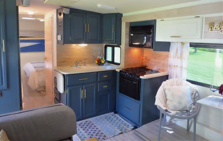 Modern Renovated RV . Winnebago Minnie Winnie 2004