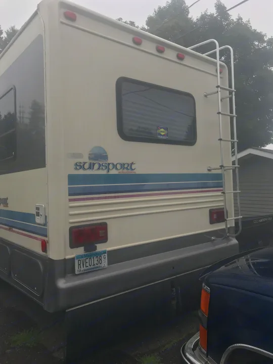 Rear view of a SunSport RV (Gulf Stream) with a ladder and Minnesota plate RVE0138. A great RV rental option!. Gulf Stream Sun Stream 1995