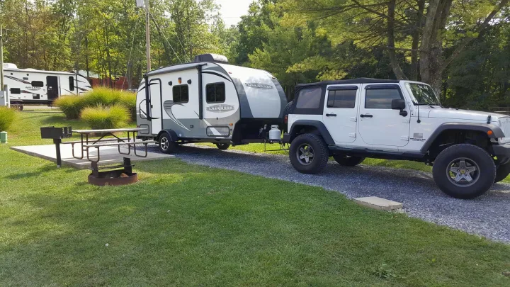 This is my Camper being hauled by my 6 cyclinder Jeep. Starcraft Sattlite 2017