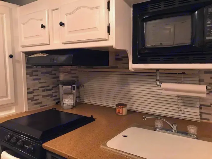 Fully outfitted kitchen . Forest River Rockwood 2006