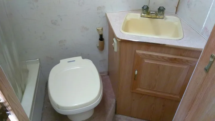 The restroom and shower also including a hot water.. Chevrolet Other Catalina sport 1993