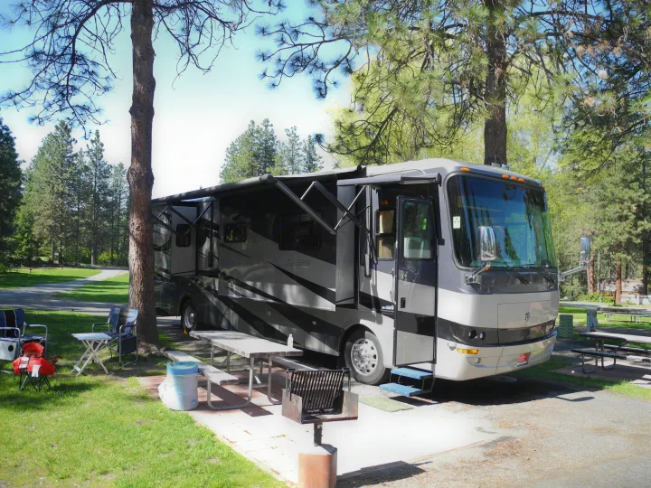 Rig has 4 slide outs and fully automatic awning. Holiday Rambler Ambassador 2006