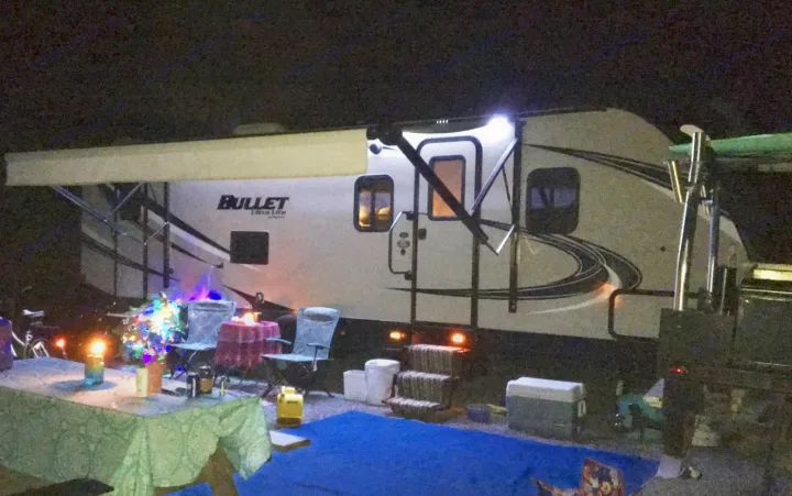 Power awning, outdoor lights and speakers . Keystone Bullet 2017