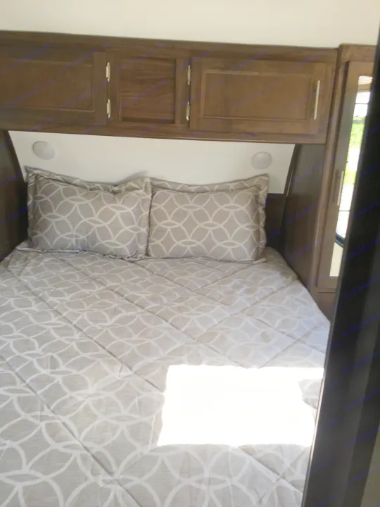 Master bedroom. Forest River Cherokee Grey Wolf 2018