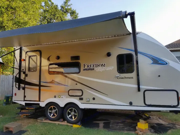 power awning, speakers and grill. Coachmen Freedom Express 2018