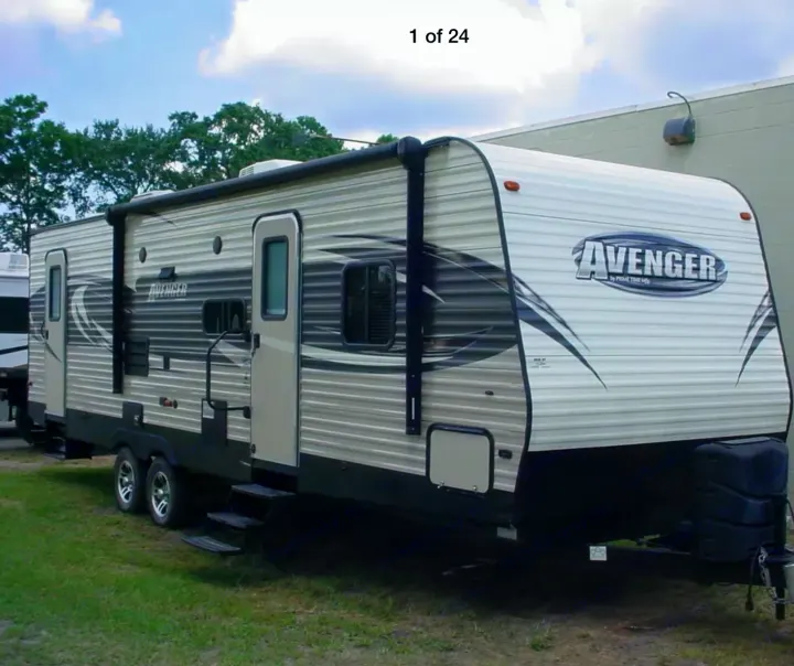 33 ft 7000lb very nice fully loaded. Primetime Avenger 28dbs 2016