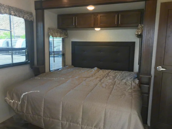 King bed. Other Cougar367fls 2018