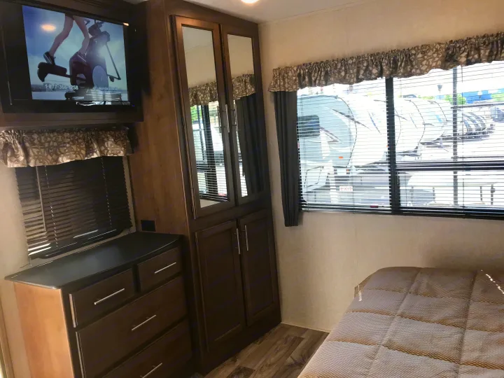 Tv / wardrobe w / mirror / dresser drawers. Other Cougar367fls 2018