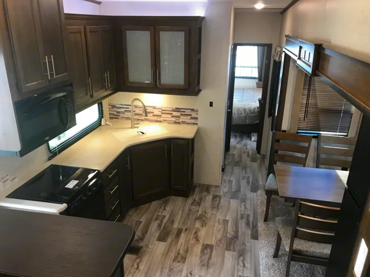 full size kitchen stove oven & microwave dinning for 4. Other Cougar367fls 2018