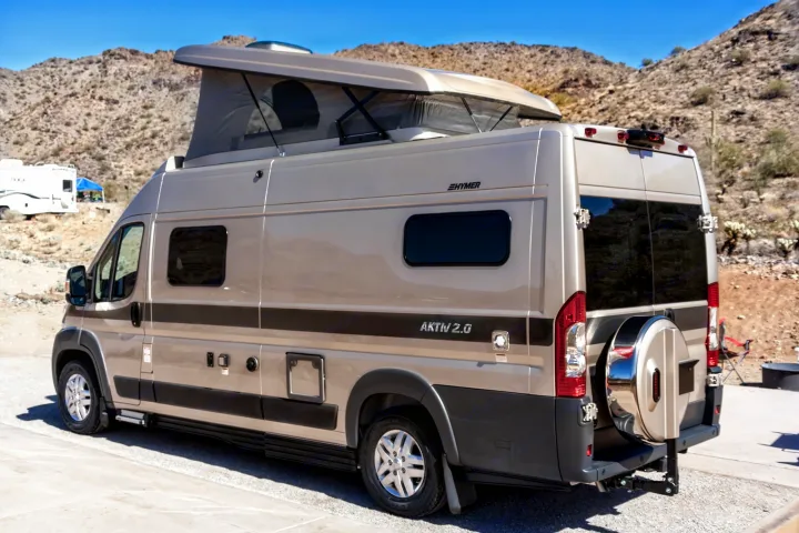 LHS. Hymer Aktiv Loft 2019