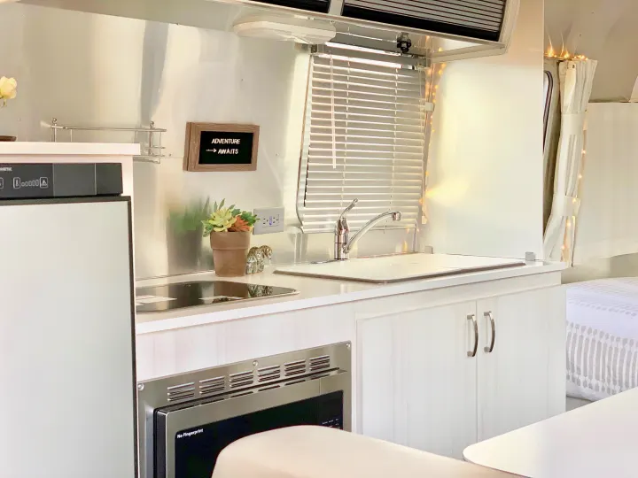 Cook dinner at the kitchenette . Airstream Sport 2018