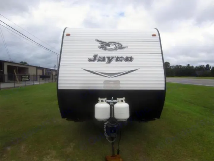 Front view of a white Jayco travel trailer, an excellent rv rental option for camping, complete with propane tanks.. Jay Flight 287 BHSW 2016