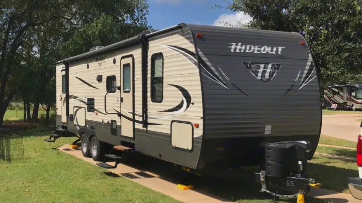 This trailer has plenty of indoor and outdoor space for those fun outdoor weekends or your great urban getaway.. Keystone Hideout 2017