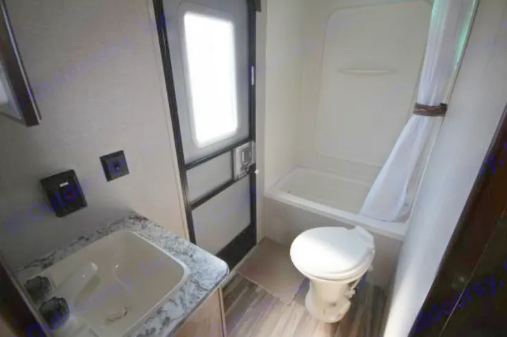 Ample space for cleaning up or primping up for a night on the town in this all-in-one bath.. Keystone Hideout 2017