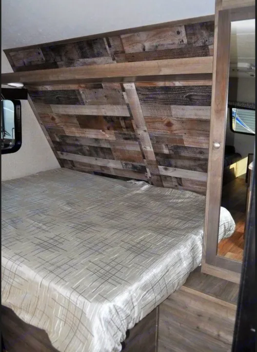 Queen bed. Dutchmen Aspen Trail 2019