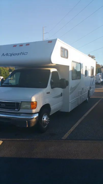 Class C Motorhome 30ft, 2005 Ford E450 Four Winds Majestic.

Sleeps 8 persons. Everything works great. Vehicle drives great
. Other E450 2005