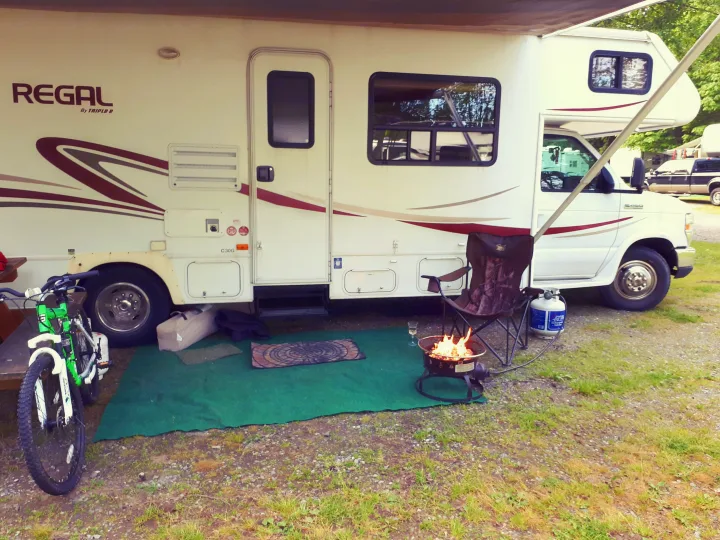 Camping at Rolley Lake in B.C.. Triple E Regal 30G 2010