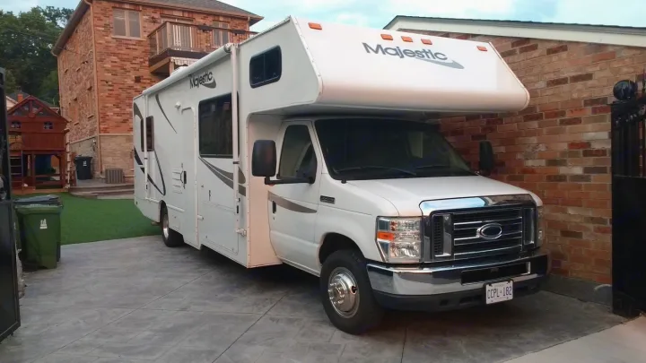 Ford Majestic 2011